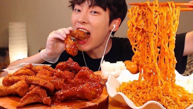 ISSUE N.3 – MUKBANG: un’esperienza visiva, sonora e performativa tra piacere ed&nbsp;eccesso