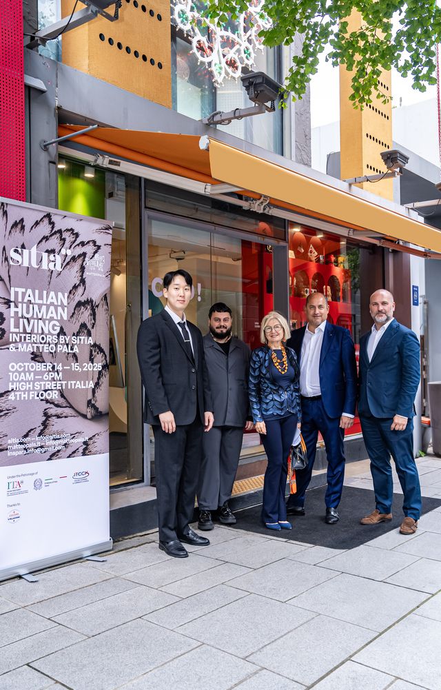 In ordine da sinistra: il direttore di Inspara Jay XX, il direttore creativo di Sitia Marco Magalini, l'Ambasciatrice d’Italia in Corea del Sud S.E. Emilia Gatto, il Managing Director di Sitia Emanuel Battocchio e il designer Matteo Pala